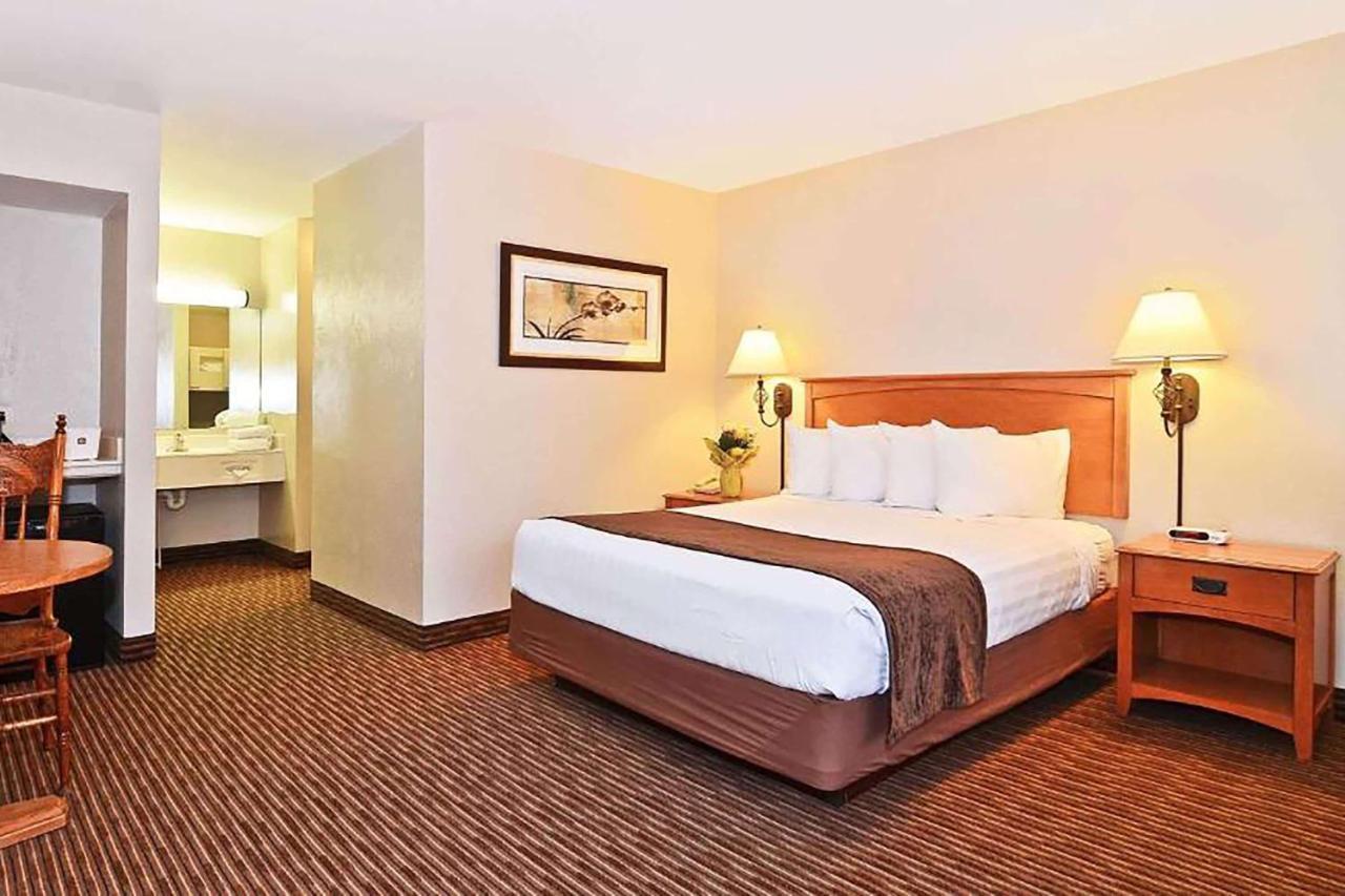 Days Inn By Wyndham Birch Run Eksteriør billede