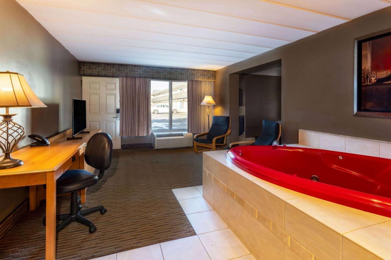 Days Inn By Wyndham Birch Run Eksteriør billede