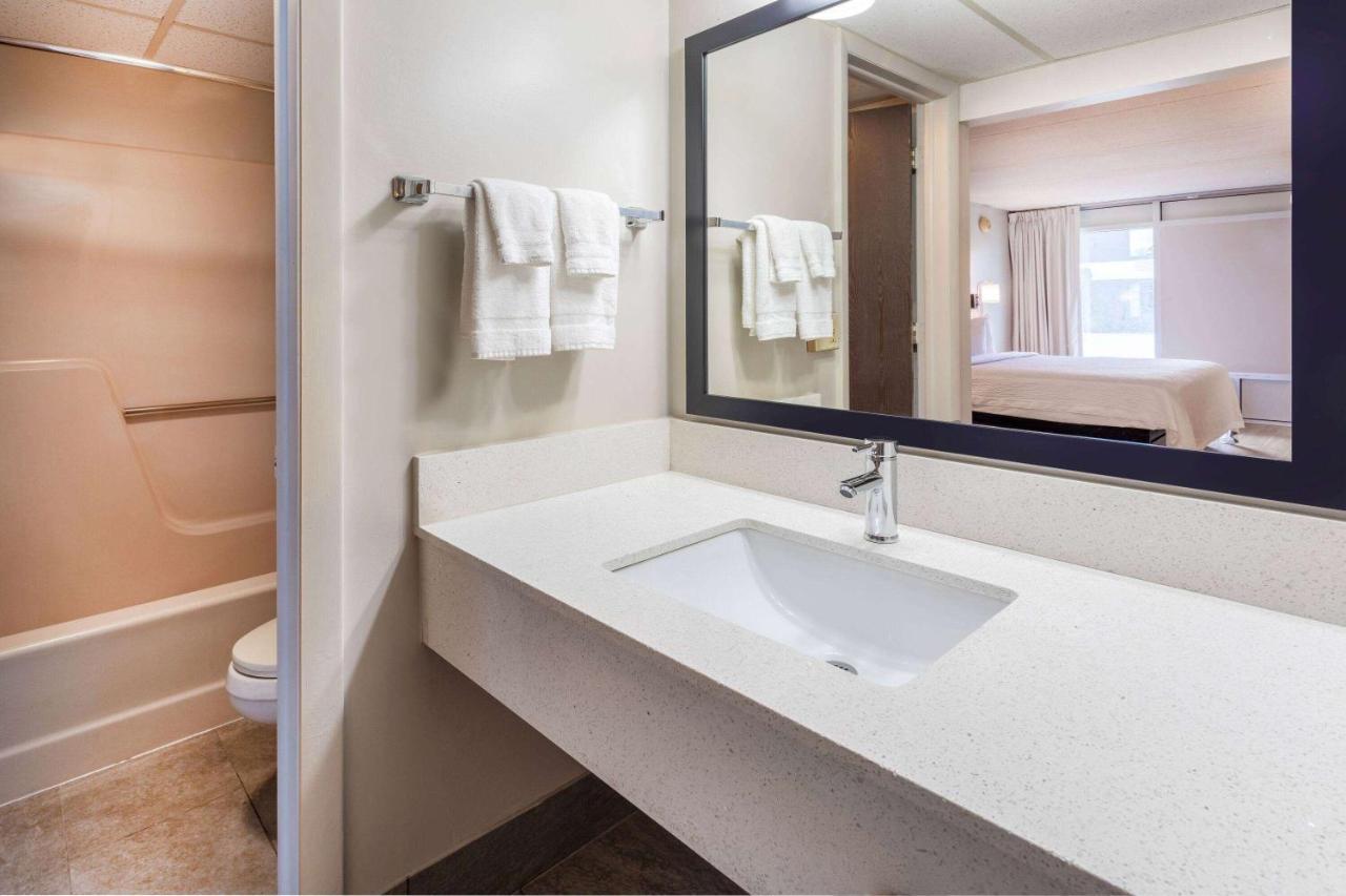 Days Inn By Wyndham Birch Run Eksteriør billede