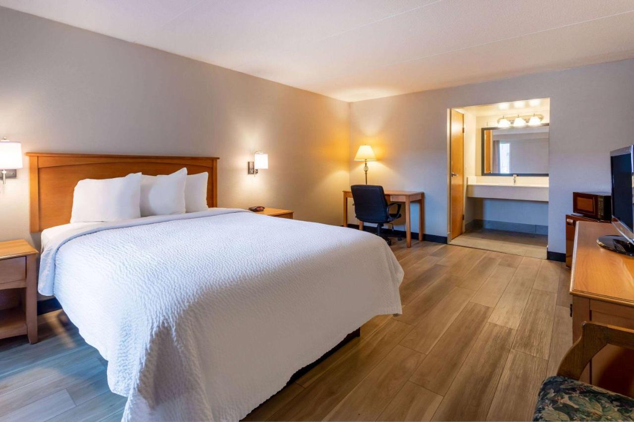 Days Inn By Wyndham Birch Run Eksteriør billede