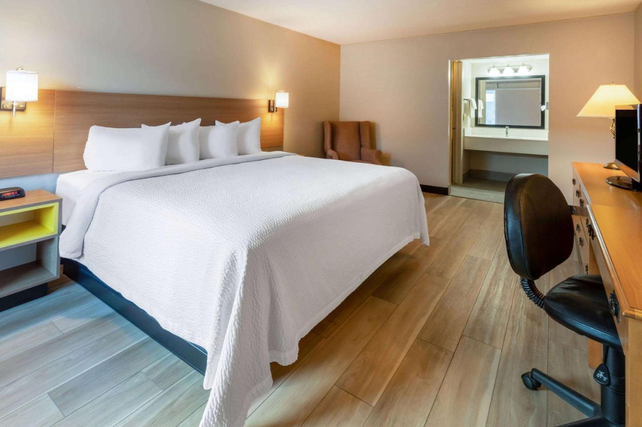Days Inn By Wyndham Birch Run Eksteriør billede